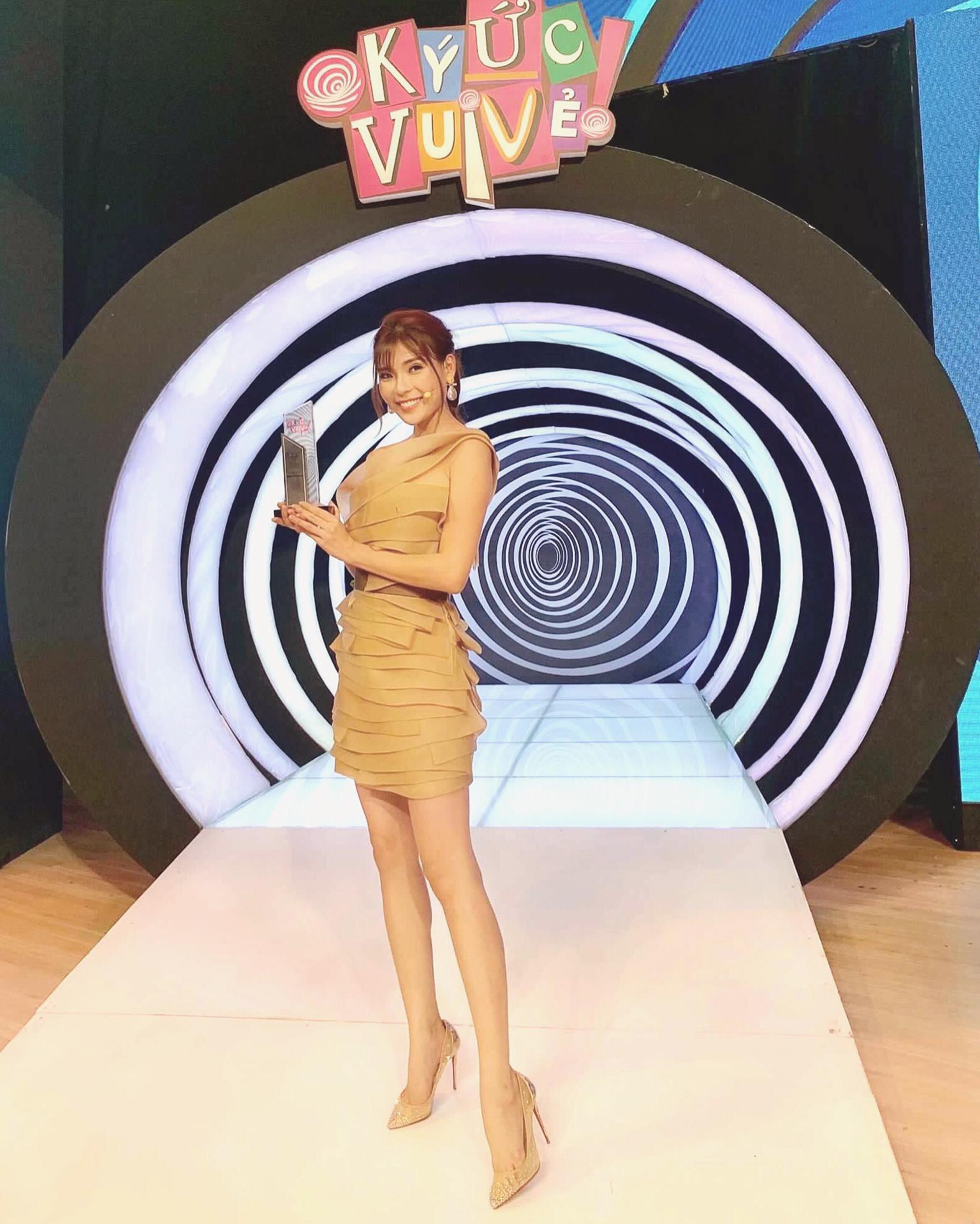 The One-Shoulder Organza Dress: Elevate Your Elegance with CHYMEOCHY's Iconic Bestseller 7 CHYMEOCHY The One-Shoulder Organza Dress: Elevate Your Elegance with CHYMEOCHY's Iconic Bestseller 7