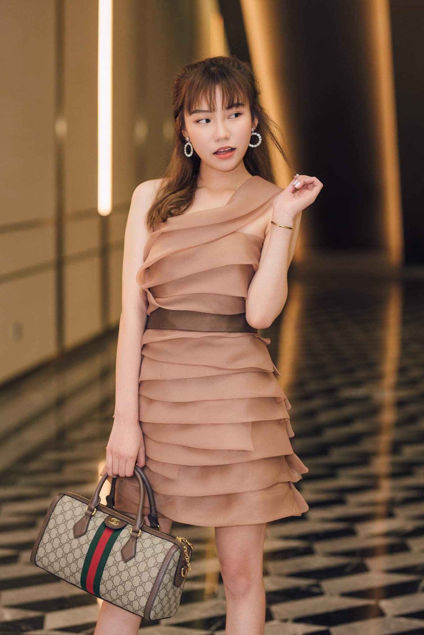 The One-Shoulder Organza Dress: Elevate Your Elegance with CHYMEOCHY's Iconic Bestseller 8 CHYMEOCHY The One-Shoulder Organza Dress: Elevate Your Elegance with CHYMEOCHY's Iconic Bestseller 8