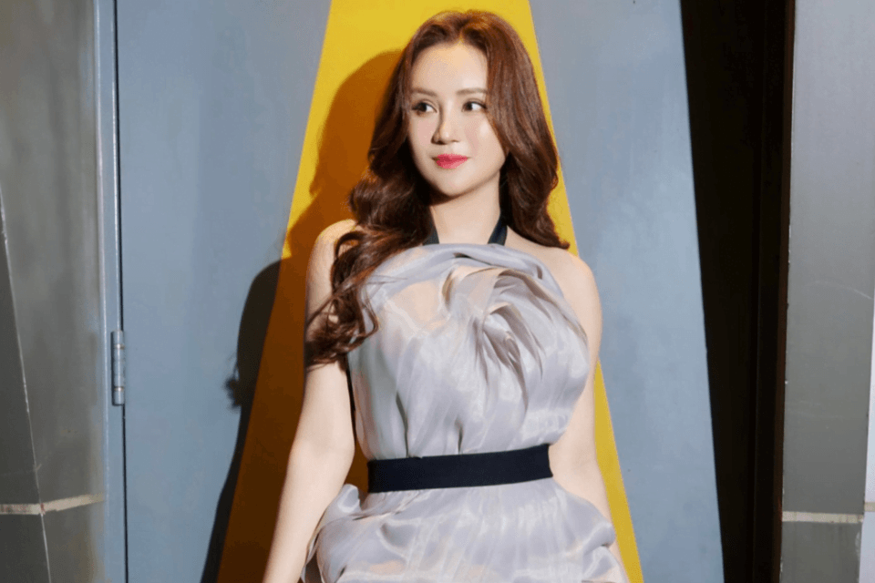 The Wisteria Falling Dress: Celebrities' Perfect Choice for Special Occasions 5